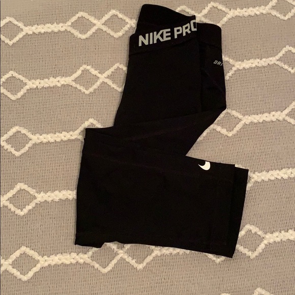 Women’s Nike Pro Capri workout leggings - Picture 3 of 4